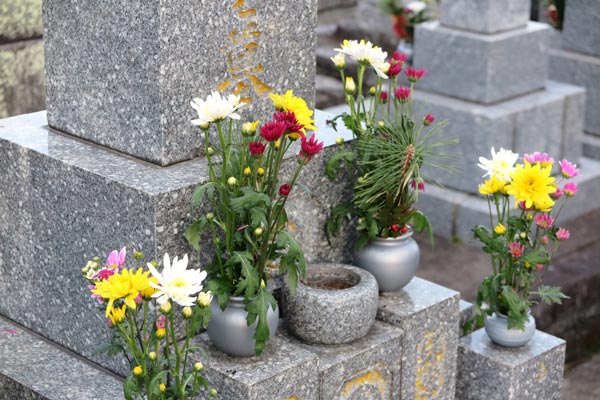 日本のお墓とお花