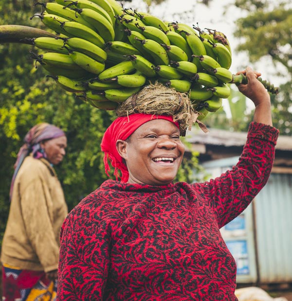 バナナを運ぶ女性
