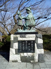 赤い靴の銅像