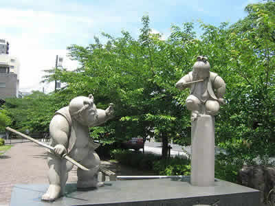 牛若丸・弁慶像