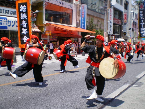 那覇市国際通りでのエイサー祭り