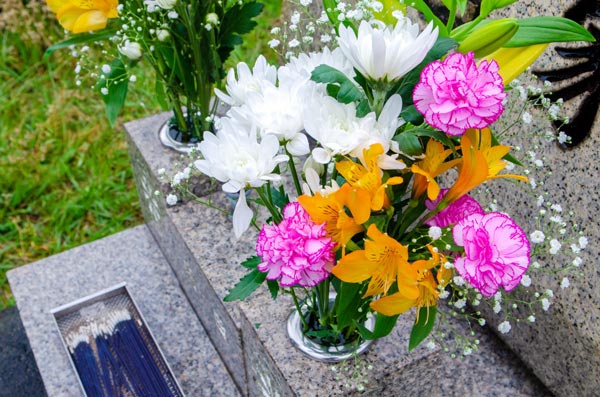 日本のお墓と花