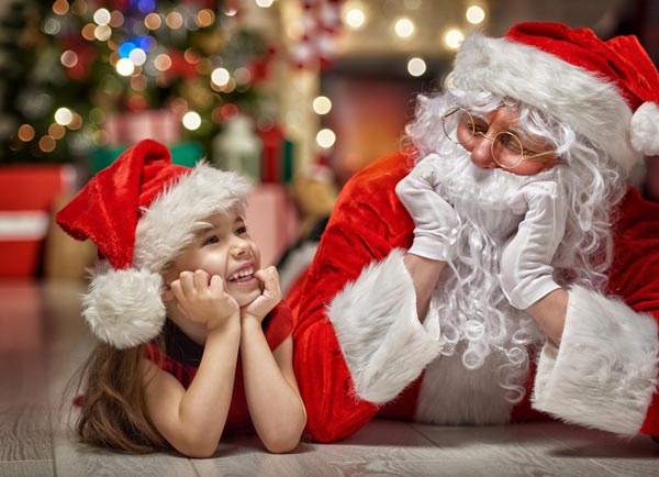 サンタクロースと女の子 クリスマスツリー 暖炉
