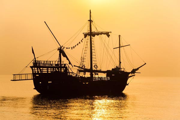 帆船と夕焼けの海