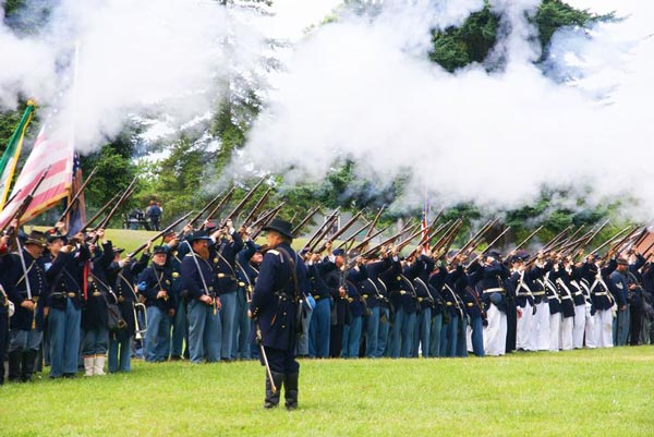 アメリカ南北戦争を再現した模擬戦闘