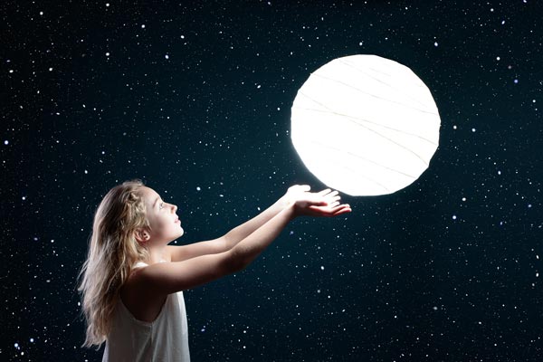明るい月の模型と少女