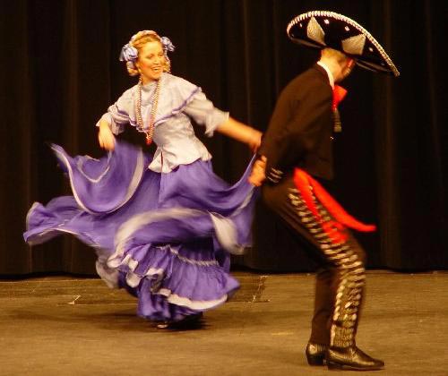 ハラベ・タパティーオを踊るメキシコのダンサー