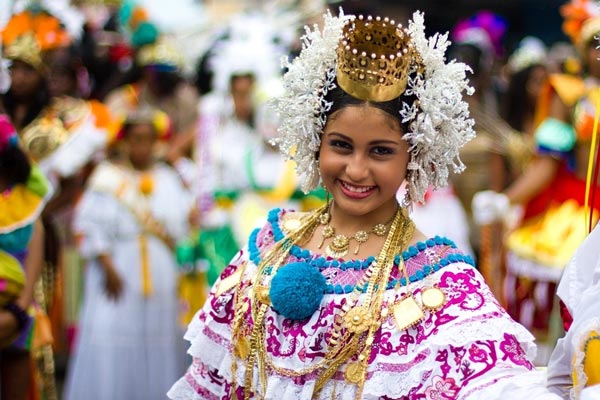 民族衣装ポリェラを着るパナマの女性