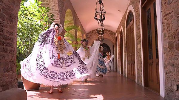 民族衣装ポリェラを着て踊る女性たち