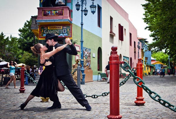 アルゼンチン・タンゴを踊るカップル