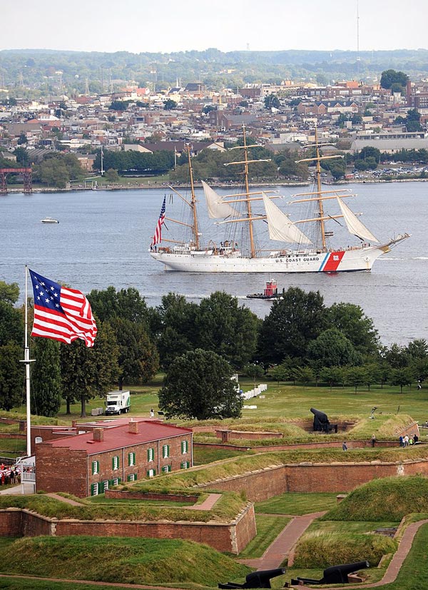 現代のマクヘンリー砦と星条旗