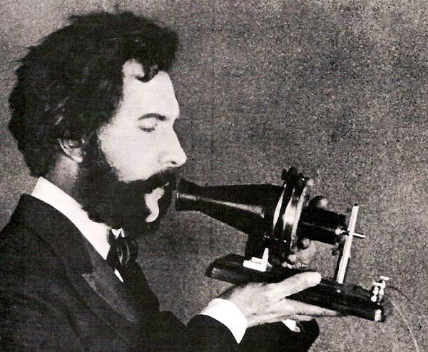 電話機で通話実験を行うグラハム・ベル