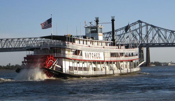 ミシシッピ川を行く現代の蒸気船
