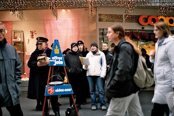 救世軍による募金活動 社会鍋 クリスマス・ケトル Christmas kettle