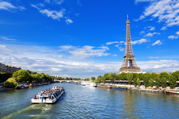 パリのセーヌ川とエッフェル塔