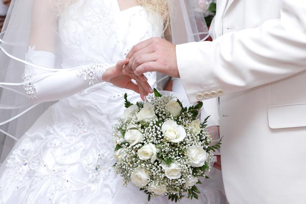 結婚式の花嫁のブーケ 白いバラ