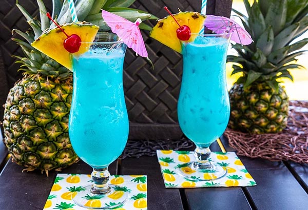 カクテルのブルーハワイ blue hawaii cocktail