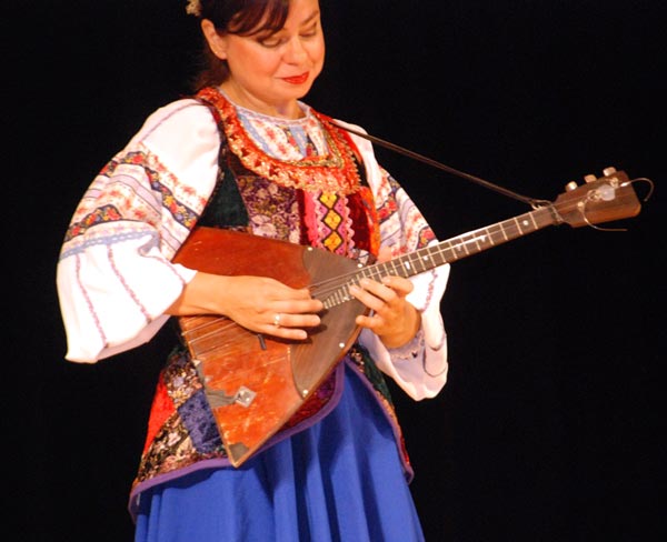 バラライカを演奏するロシアの民族衣装を着た女性