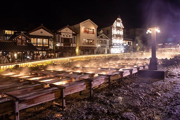 草津温泉　夜の湯畑