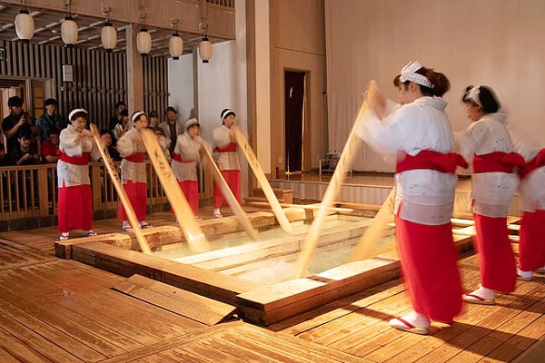 草津温泉　湯もみをする女性たち