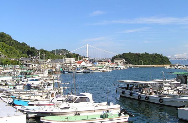 下津井港と瀬戸大橋