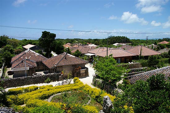 八重山諸島・竹富島の伝統的な家並み