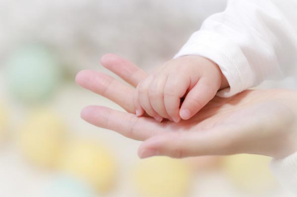 赤ちゃんの手 母親の手