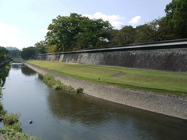 熊本城の長塀と坪井川