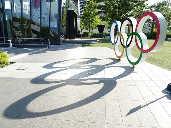 オリンピックミュージアム前に設置されたオリンピックシンボル