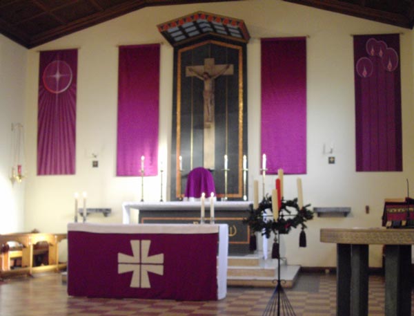 クリスマスイブまで約4週間続くアドヴェント(待降節/降臨節)で用いられる紫色