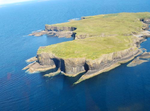 スタファ島 手前がフィンガルの洞窟