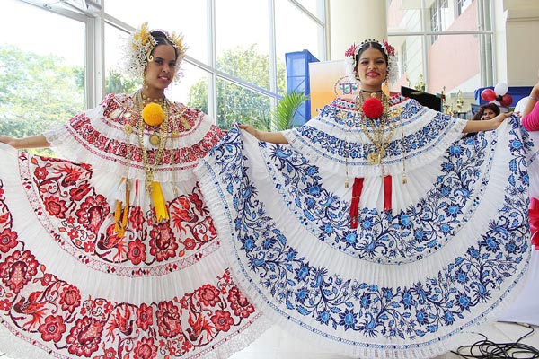 民族衣装ポリェラを着るパナマの女性