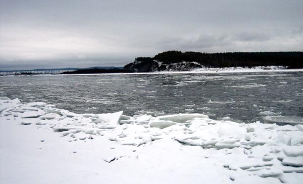 凍結するアムール川