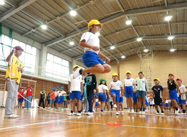長なわとびをする小学生