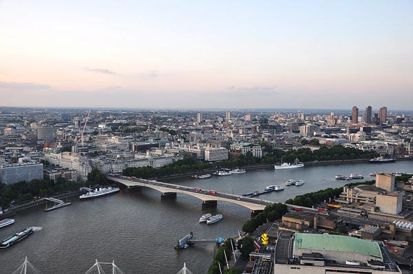 ロンドンのテムズ川とウォータールー橋